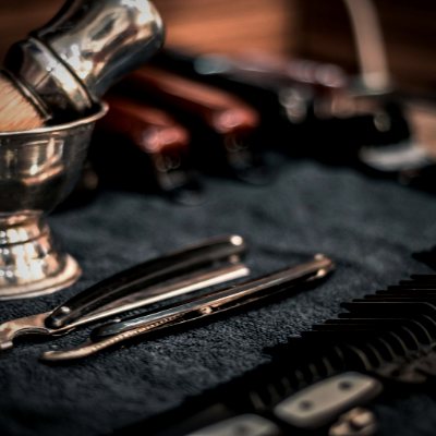 Dụng cụ cắt tóc: kéo, lược, tông đơ trên bàn
